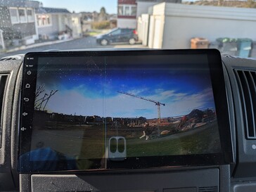 Pomimo wad w budowie kamery, obraz cofania jest nadal doskonale widoczny nawet w nocy