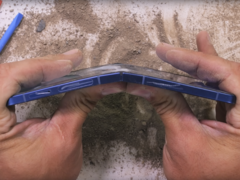 Samsung Galaxy Z Flip 7 (na zdjęciu) nadal działał po ciężkim teście zginania - i to dwukrotnie. (Źródło obrazu: JerryRigEverything na YouTube)