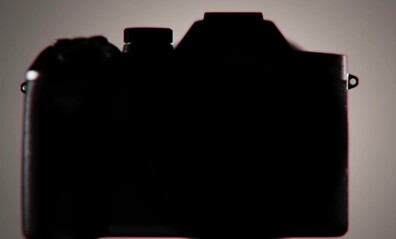 Sylwetka aparatu Sony RX10 V znacznie się różni...