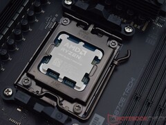 Procesor AMD Ryzen X3D zainstalowany w gnieździe AM5 płyty głównej (źródło obrazu: Notebookcheck)