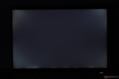 W naszym testowym egzemplarzu HP EliteBook X G1i 14 widoczne jest krwawienie podświetlenia (źródło obrazu: Notebookcheck)