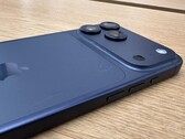 Wyświetlacz iPhone'a 17 Pro Max w kolorze Deep Blue z zadrapaniami z tyłu. (Źródło zdjęcia: Consomac)
