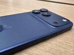 Wyświetlacz iPhone&#039;a 17 Pro Max w kolorze Deep Blue z zadrapaniami z tyłu. (Źródło zdjęcia: Consomac)