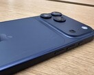 Wyświetlacz iPhone'a 17 Pro Max w kolorze Deep Blue z zadrapaniami z tyłu. (Źródło zdjęcia: Consomac)