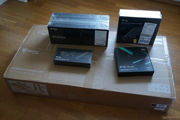 Zawartość opakowania: stół (duże opakowanie) oraz akcesoria (ramiona do monitora, uchwyt na laptopa, diody LED RGB, system prowadzenia kabli)