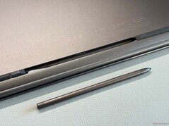 ...pomiędzy przednimi gumowymi nóżkami...