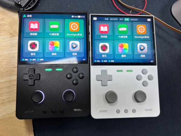 TrimUI brick Pro w kolorze czarno-białym, jak pokazano na opakowaniu detalicznym.