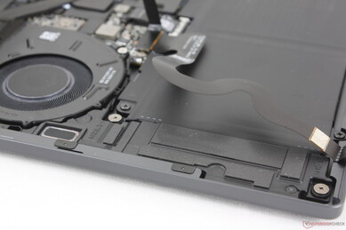 Głośniki typu down-firing i up-firing są dość mocne jak na swój rozmiar i mają łączną moc 10 W