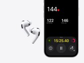 Zdjęcie słuchawek Apple AirPods Pro 3 obok iPhone'a