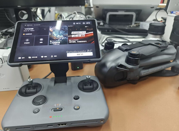 RC Pro 2 ma wbudowane wyjście HDMI i mikrofon z obsługą zewnętrznych mikrofonów DJI. (Źródło zdjęcia: via Sebastián Fernández)