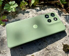 Motorola Moto G56 jest dostępna w czterech wariantach kolorystycznych. Nasza recenzja została przedstawiona w kolorze zielonym Pantone Dill. (Źródło zdjęcia: Notebookcheck)