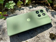 Motorola Moto G56 jest dostępna w czterech wariantach kolorystycznych. Nasza recenzja została przedstawiona w kolorze zielonym Pantone Dill. (Źródło zdjęcia: Notebookcheck)