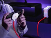 Kompaktowy radiator chłodzenia cieczą OnePlus ma przykręcony magnetyczny krążek do ładowania bezprzewodowego. (Źródło zdjęcia: OnePlus)