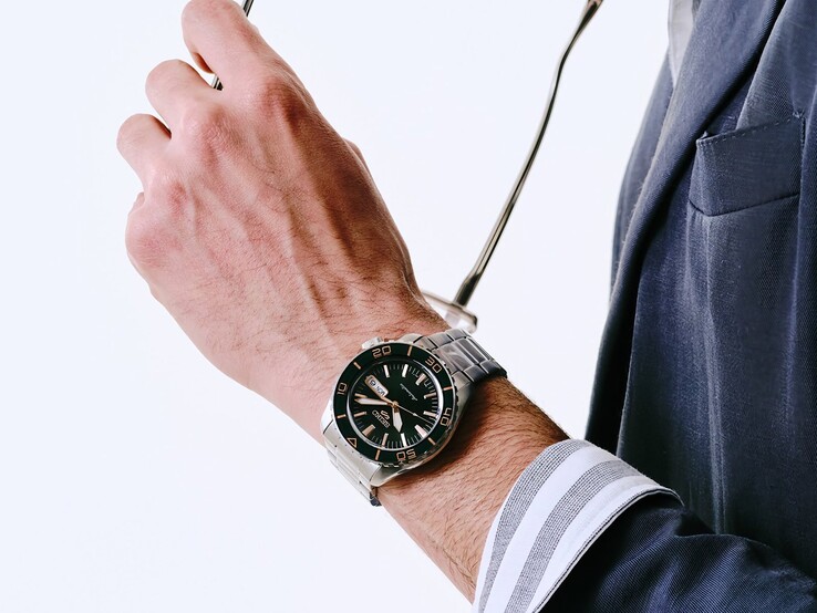 Zegarek Seiko 5 Sports SKX HDB005 noszony na nadgarstku osoby