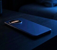 Model Sharp Aquos R11 jest wyposażony w taśmę LED RGB w module aparatu.