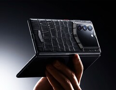 Vertu AlphaFold jest opcjonalnie pokryty skórą cielęcą lub skórą aligatora.