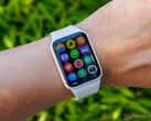 Smart Band 10 Pro (na zdjęciu) posiada 1,74-calowy wyświetlacz AMOLED