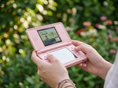 Urządzenie Anbernic RG DS Plus ma na celu poprawę wrażeń z grania w gry na konsolę Nintendo DS.