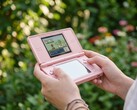 Urządzenie Anbernic RG DS Plus ma na celu poprawę wrażeń z grania w gry na konsolę Nintendo DS.