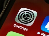Zbliżenie ikony aplikacji „Ustawienia” na ekranie iPhone’a