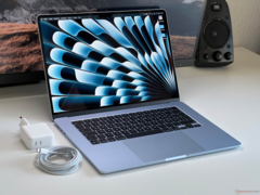Apple 15-calowy MacBook Air z ładowarką i kablem na biurku (źródło zdjęcia: Notebookcheck)