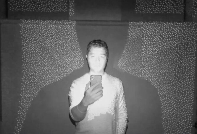 ApplefaceID działa dzięki wykorzystaniu projektora punktowego, oświetlacza i czujnika podczerwieni. (Źródło: Tech Insider na YouTube)