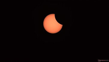 Częściowe zaćmienie Słońca w trybie astro z filtrem astro (źródło obrazu: Marc Zander / Notebookcheck)