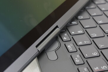 Tylko jeden mały zawias pokrywy, podczas gdy większość innych laptopów ma dwa lub jeden dłuższy zawias