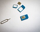 Karty SIM w trzech rozmiarach oraz szpilka do wyjmowania karty na białym tle