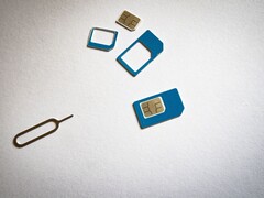 Karty SIM w trzech rozmiarach oraz szpilka do wyjmowania karty na białym tle
