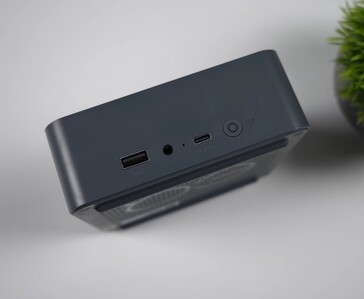 Przedni panel wejść i wyjść minikomputera Beelink EQi 304 wyposażony jest w port USB typu A, gniazdo audio 3,5 mm, port USB-C oraz przycisk zasilania.