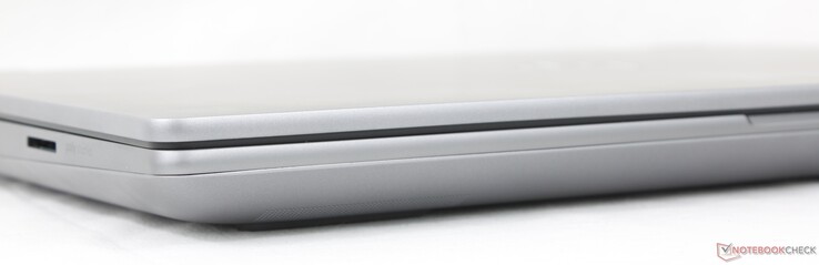 Przód: Brak portów