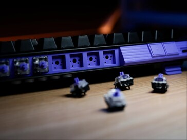 Wbudowany schowek na dziewięć przełączników magnetycznych.