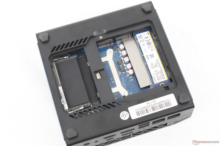 Trzy gniazda SSD typu M.2 2280 oraz dwa gniazda SODIMM pamięci DDR5 są łatwo dostępne przy użyciu śrubokręta krzyżakowego