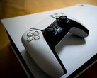 Konsola PlayStation 5 i kontroler DualSense. (Źródło obrazu: Pexels / Pascal)