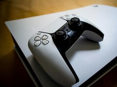 Konsola PlayStation 5 i kontroler DualSense. (Źródło obrazu: Pexels / Pascal)