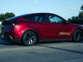 Robotaxi Tesla Model Y w kolorze Ultra Red (źródło zdjęcia: @AdanGuajardo/X)