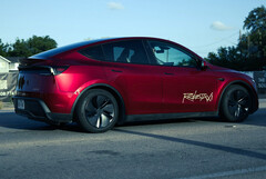Robotaxi Tesla Model Y w kolorze Ultra Red (źródło zdjęcia: @AdanGuajardo/X)