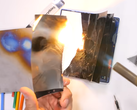 Smartfon z najwyższej półki płonie. (Źródło obrazu: JerryRigEverything via YouTube)