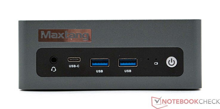 Przód: gniazdo 3,5 mm (wyjście liniowe + wejście mikrofonowe), 1x USB-C (3.2 + DisplayPort 1.4), 2x USB 3.2, włącznik zasilania