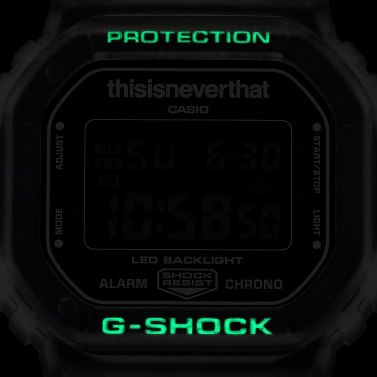 Świecące w ciemności oznaczenia na ramce zegarka Casio G-Shock DW-5600TNT-7 świecą na zielono w ciemnym otoczeniu.