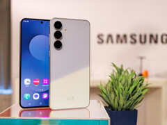 Dobra wydajność i funkcje w coraz bardziej atrakcyjnej cenie: Galaxy S25 FE w recenzji. (Źródło zdjęcia: Daniel Schmidt)