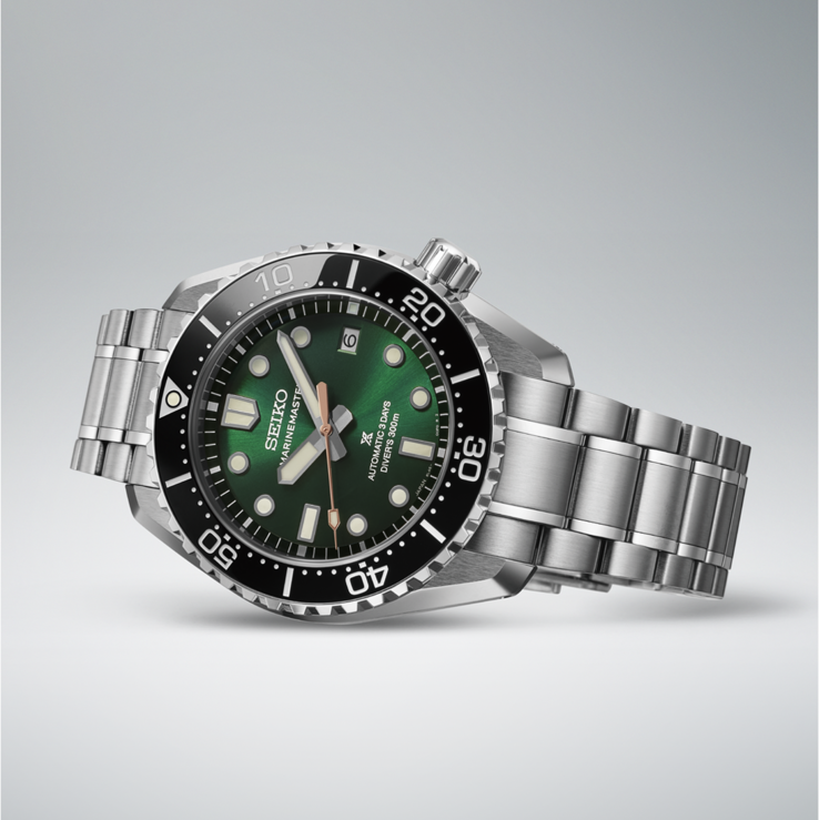HBF003J1 spoczywający na boku, eksponujący kopertę ze stali nierdzewnej o średnicy 42.6mm, fasetowane uszy, czarny bezel, zieloną tarczę i zintegrowaną bransoletę.