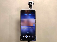 Robot Phone Honor jest wyposażony w towarzysza AI, który może widzieć i wchodzić w interakcje za pomocą kamery gimbalowej i awatara na ekranie.