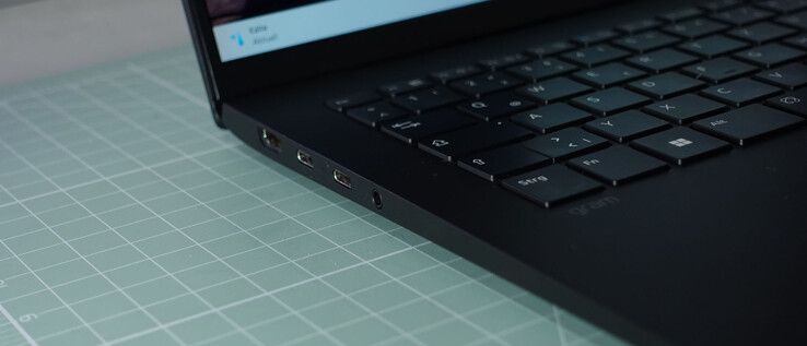 HDMI, 2 x USB-C z Thunderbolt, DP i PD, złącze słuchawkowe 3,5 mm