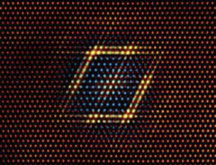 Po dodaniu pół procenta litu, kulisty osad w układzie Cu-Ta zmienia się w stabilną prostopadłościenną strukturę (na zdjęciu). (Źródło zdjęcia: SciTechDaily)