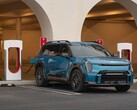 Kia EV korzystająca z ładowarki Supercharger. Tesla otworzyła swoją sieć ładowania dla pojazdów Kia EV w Ameryce Północnej (źródło zdjęcia: Kia)
