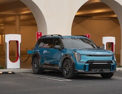 Kia EV korzystająca z ładowarki Supercharger. Tesla otworzyła swoją sieć ładowania dla pojazdów Kia EV w Ameryce Północnej (źródło zdjęcia: Kia)