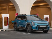 Kia EV korzystająca z ładowarki Supercharger. Tesla otworzyła swoją sieć ładowania dla pojazdów Kia EV w Ameryce Północnej (źródło zdjęcia: Kia)