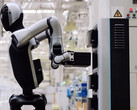 Robot Walker S2 wymienia swoją własną baterię. (Źródło zdjęcia: UBTech/YT)